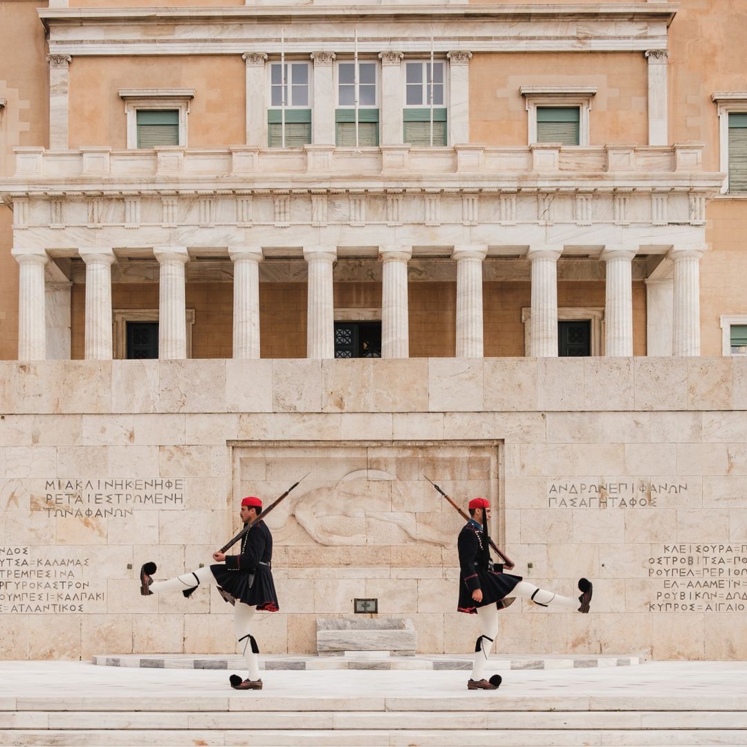 greek soldiers outside of the greek parliament
