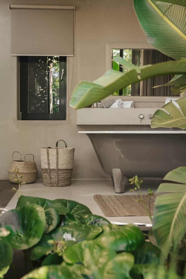 bathtub of a suite in kefalonia